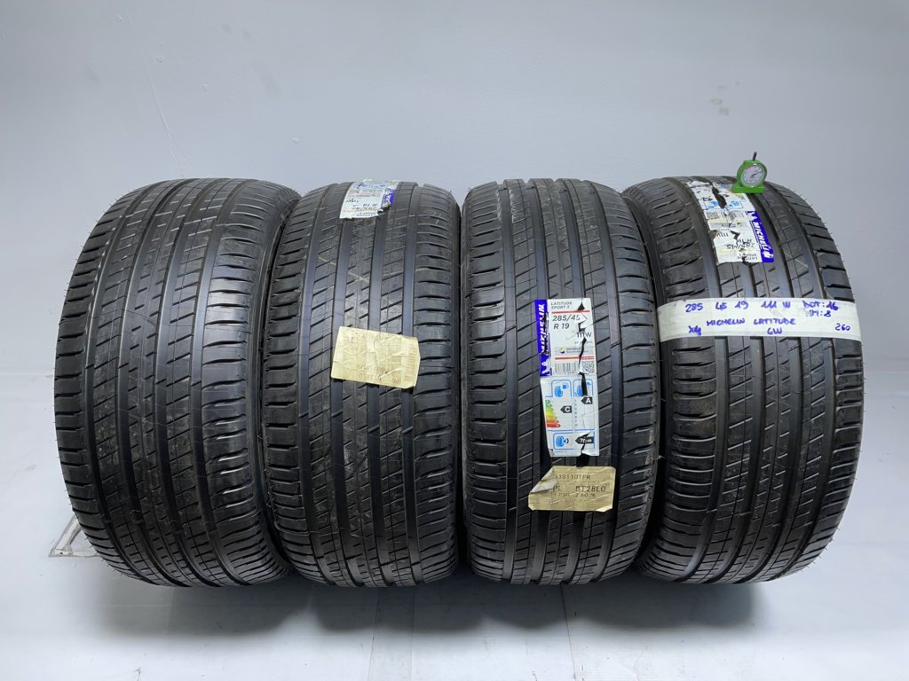 MICHELIN latitude 285/45 R19 111W ESTIVA