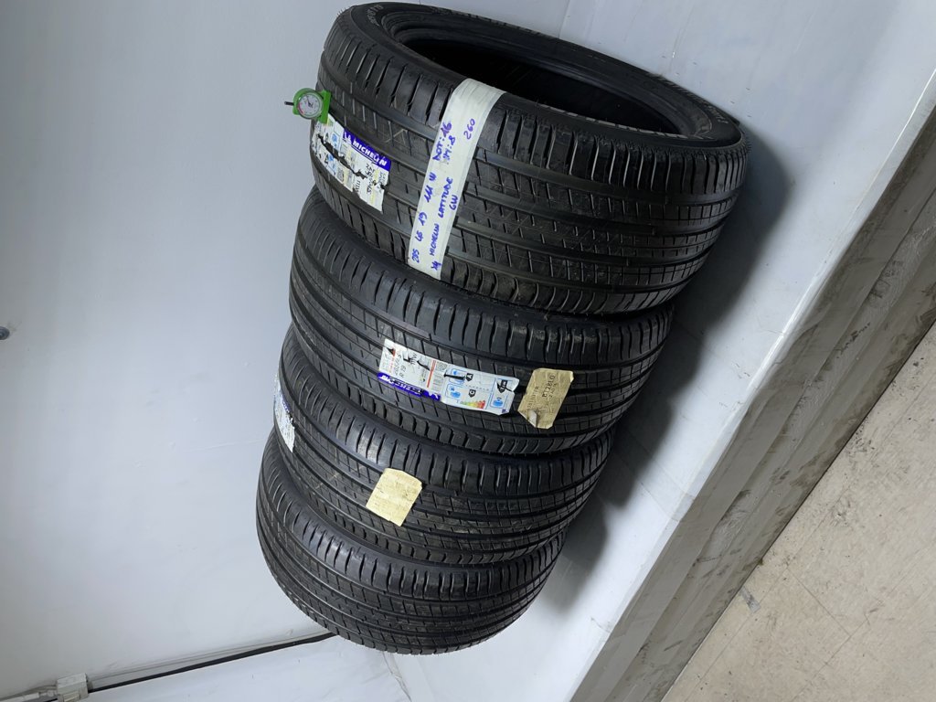 MICHELIN latitude 285/45 R19 111W ESTIVA